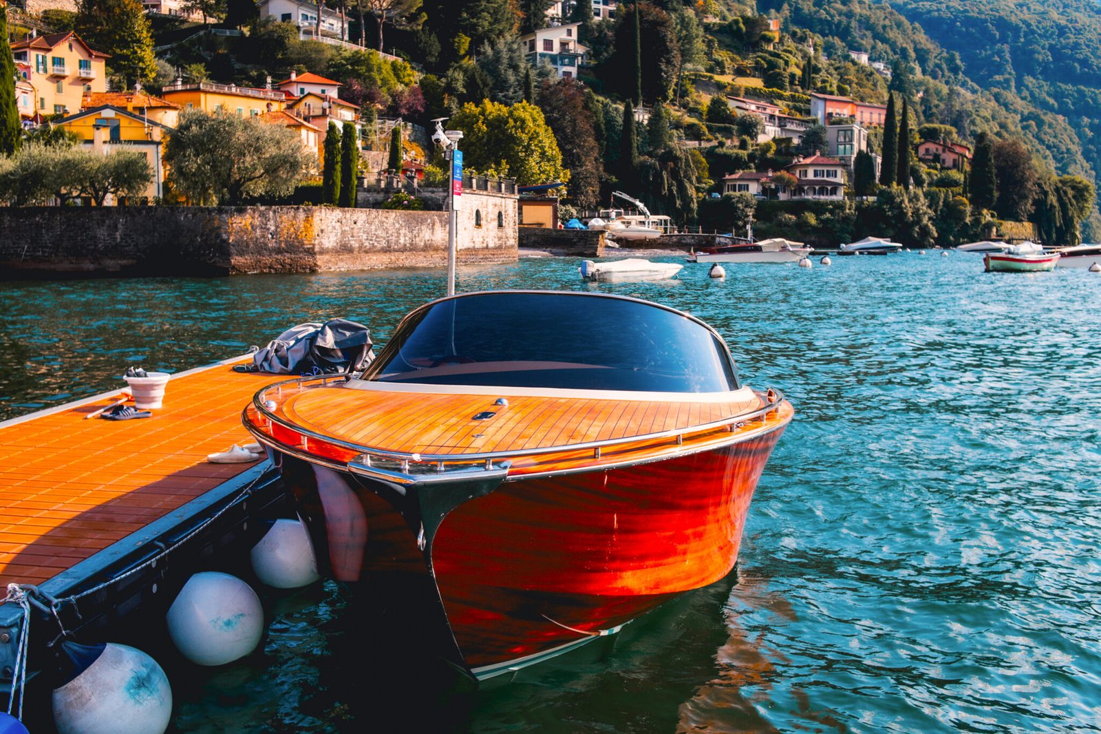 Barca di legno al molo sul lago di como | Noleggio privato Motoscafo como