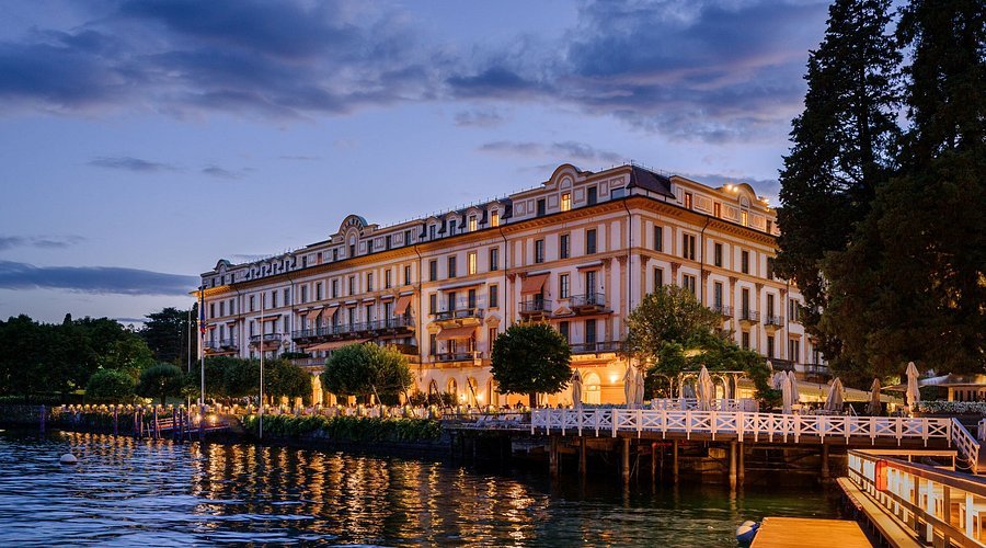 Villa d'este in barca di notte