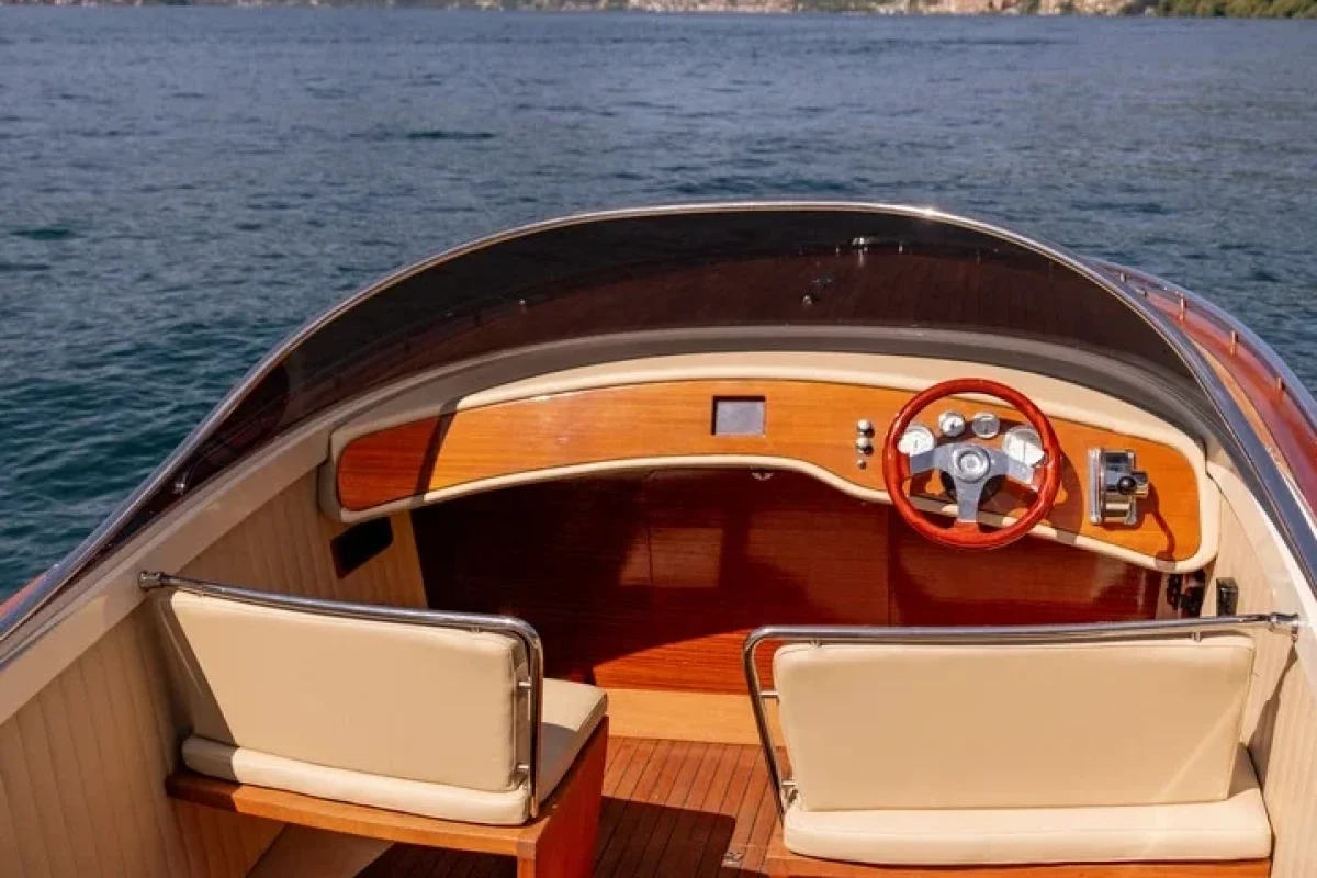Interno della barca per i Tour in barca sul lago di como