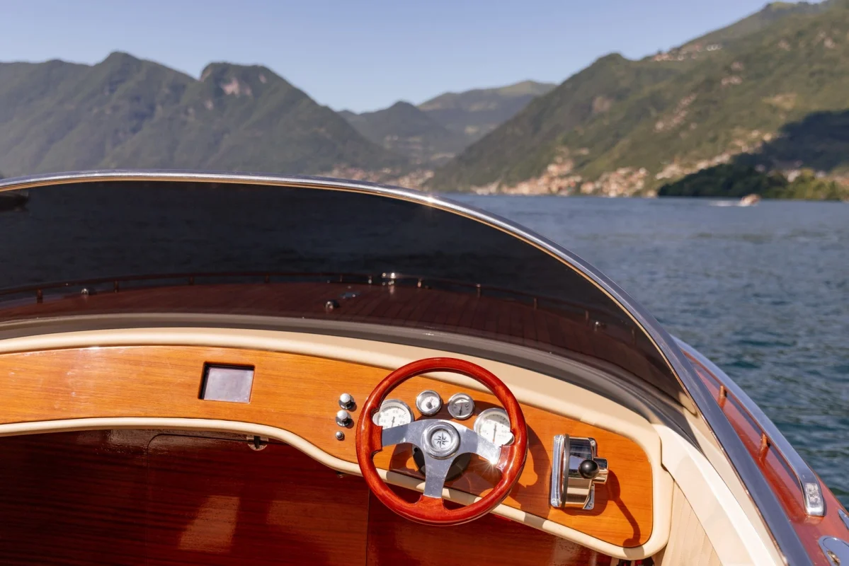 Plancia del motoscafo sul lago di copo leaf 80